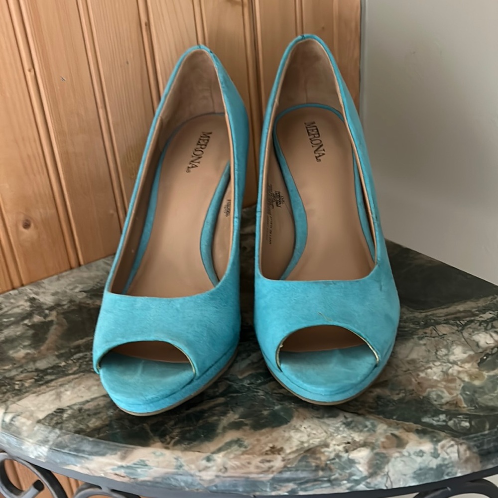 Merona size 5 1/2 Teal heels